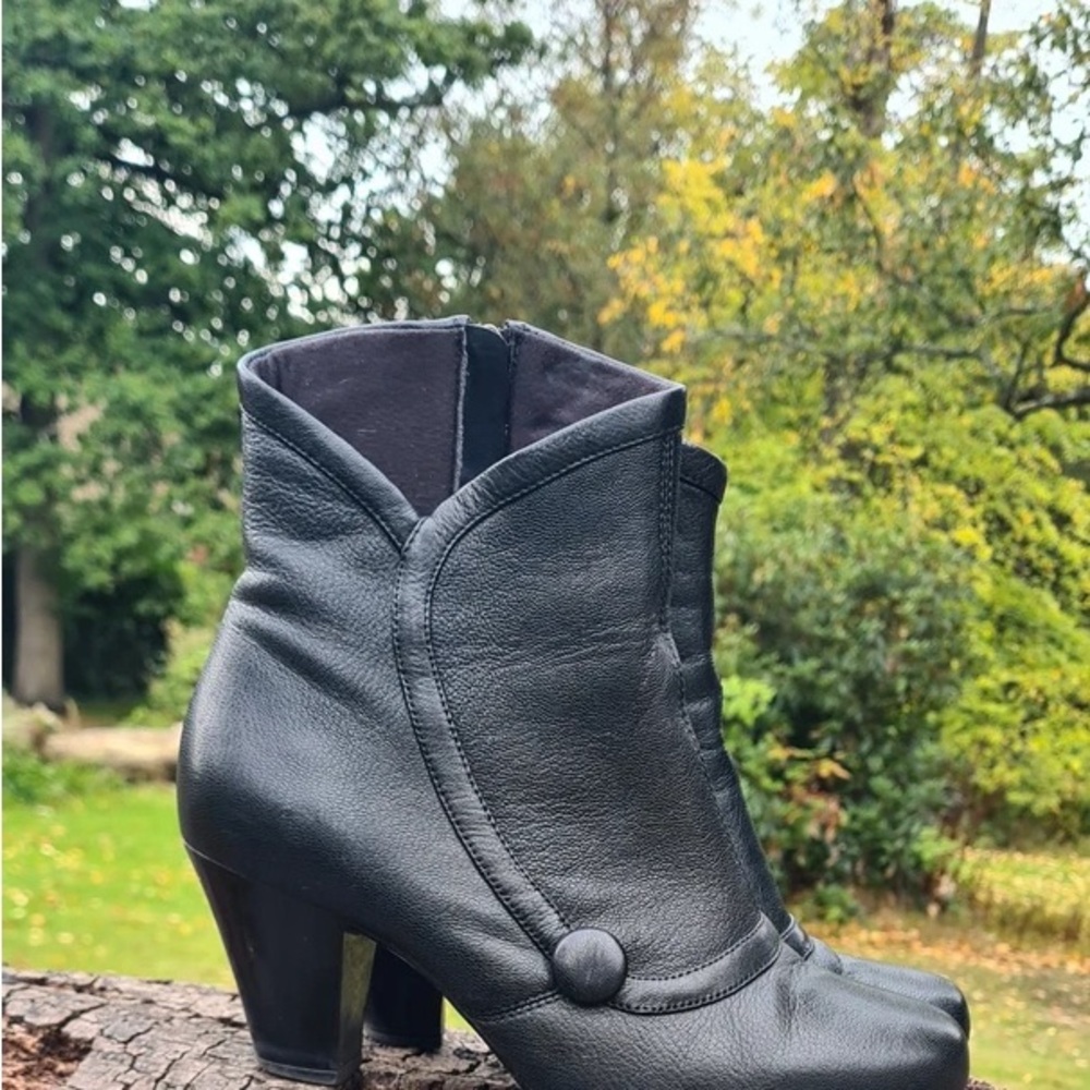 Elegant Black Leather Heeled Boots
